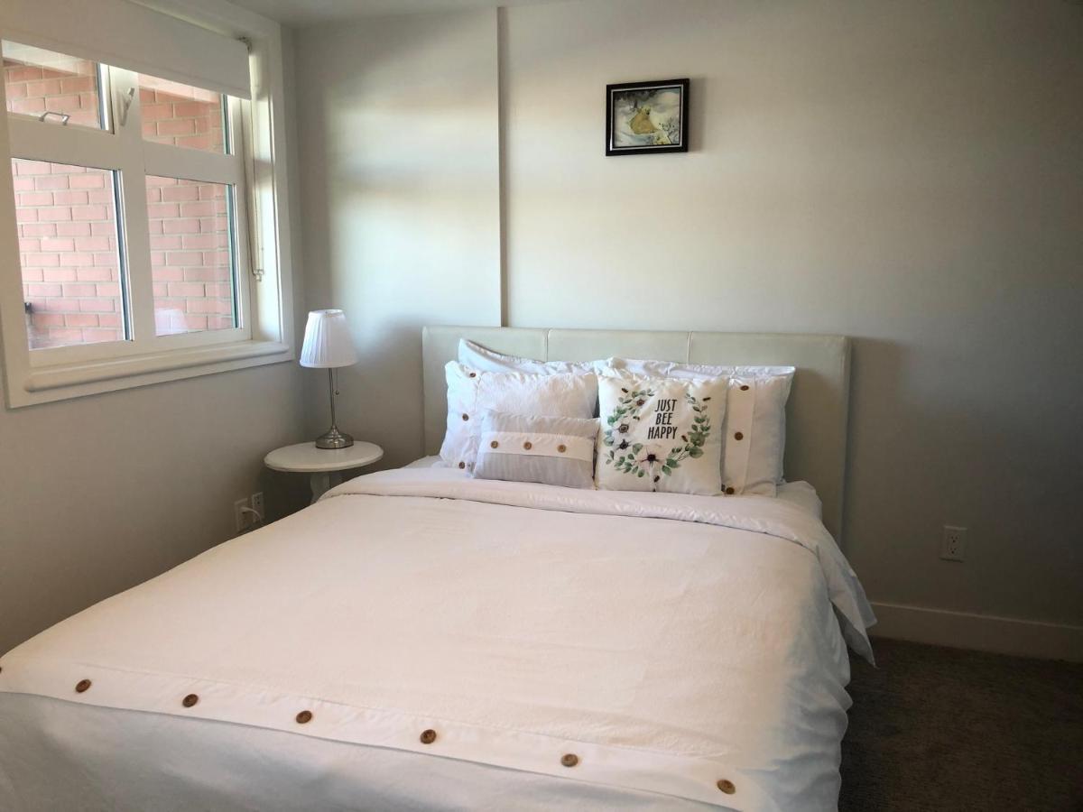 Amicable, Cozy, High Speed Internet, Sleeps 2 Riverview Downtown Apartment YYC 외부 사진