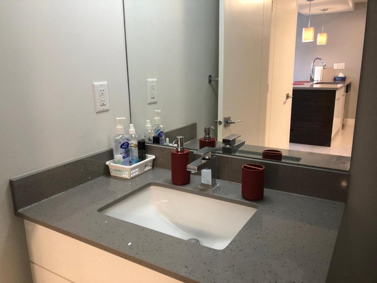 Amicable, Cozy, High Speed Internet, Sleeps 2 Riverview Downtown Apartment YYC 외부 사진