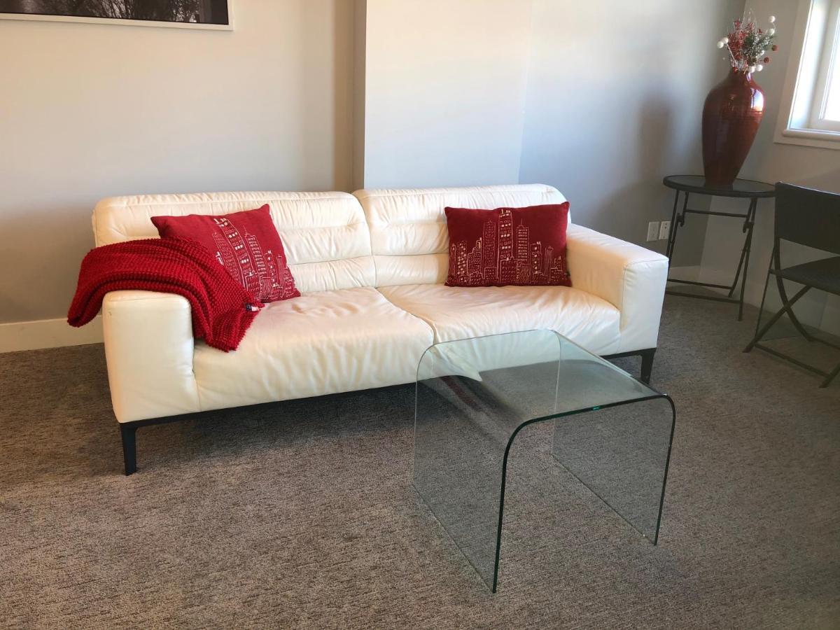 Amicable, Cozy, High Speed Internet, Sleeps 2 Riverview Downtown Apartment YYC 외부 사진